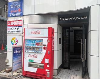 自販機隣のビルのドア